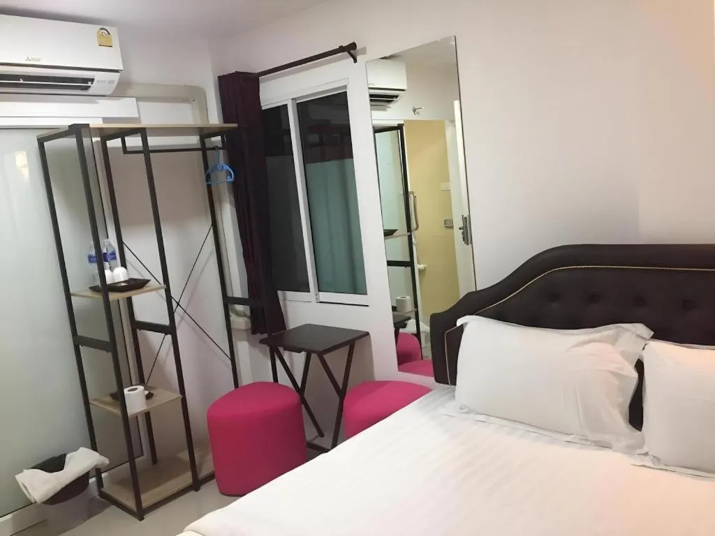 Bed in Ban Thungdang Housetel Bangkok