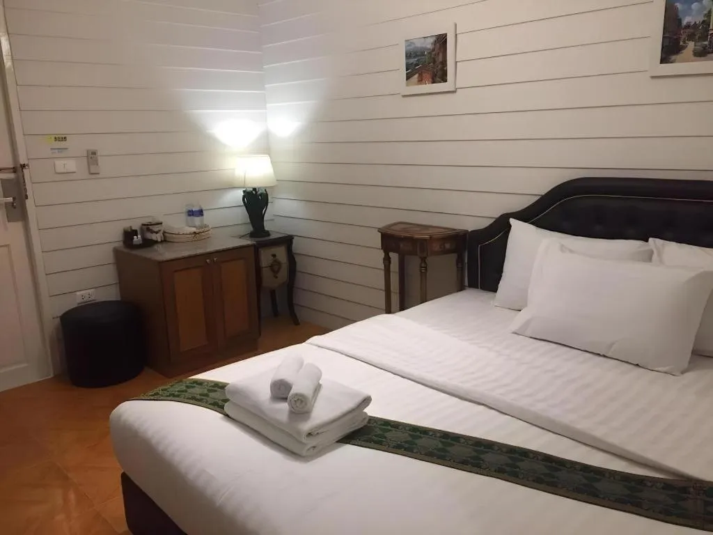 Bed in Ban Thungdang Housetel Bangkok