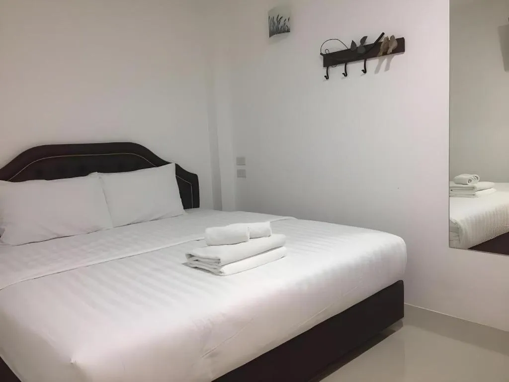 Bed in Ban Thungdang Housetel Bangkok