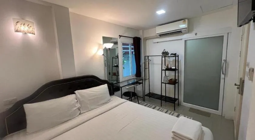 Bed in Ban Thungdang Housetel Bangkok