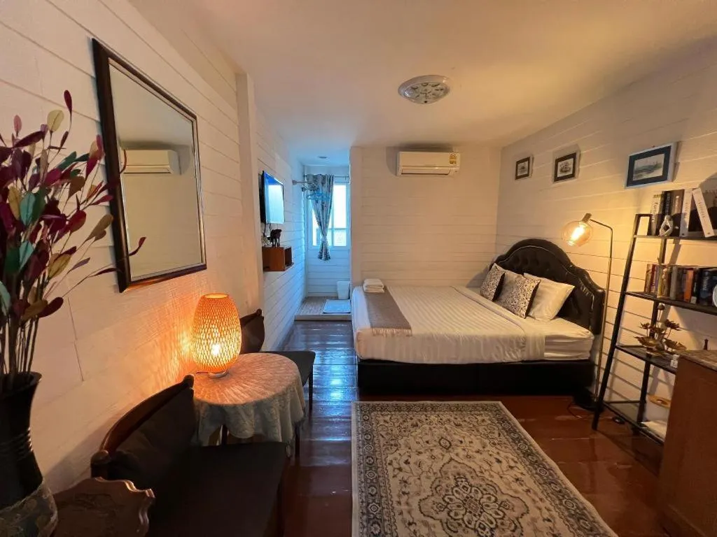 Bed in Ban Thungdang Housetel Bangkok