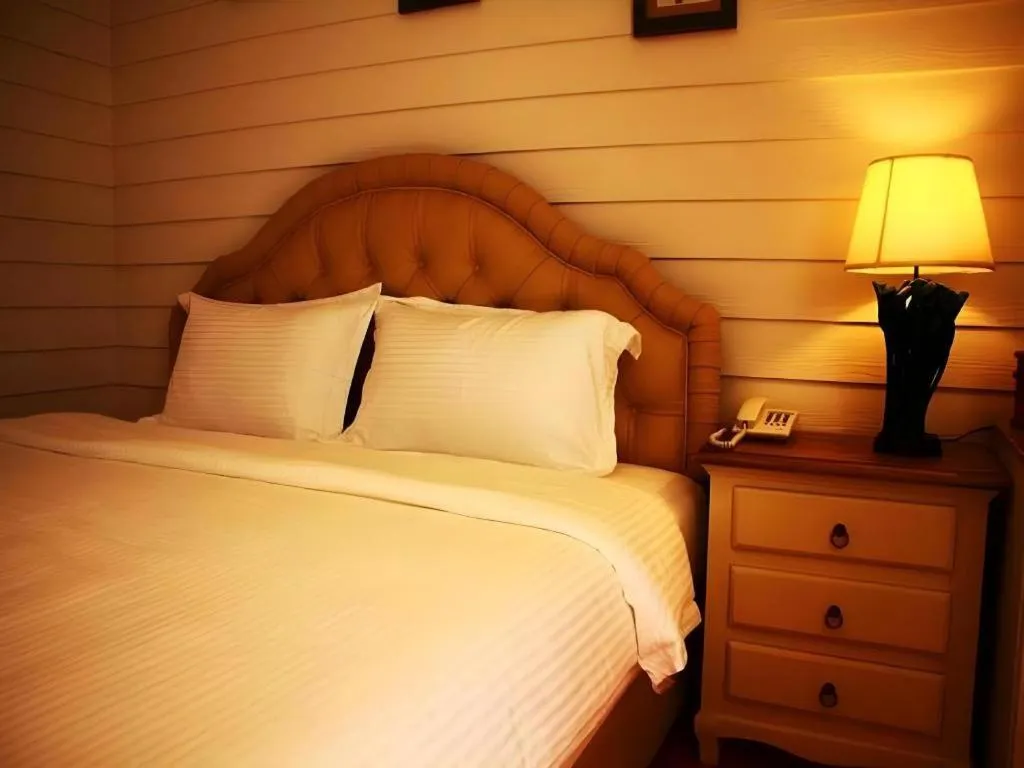 Bed in Ban Thungdang Housetel Bangkok