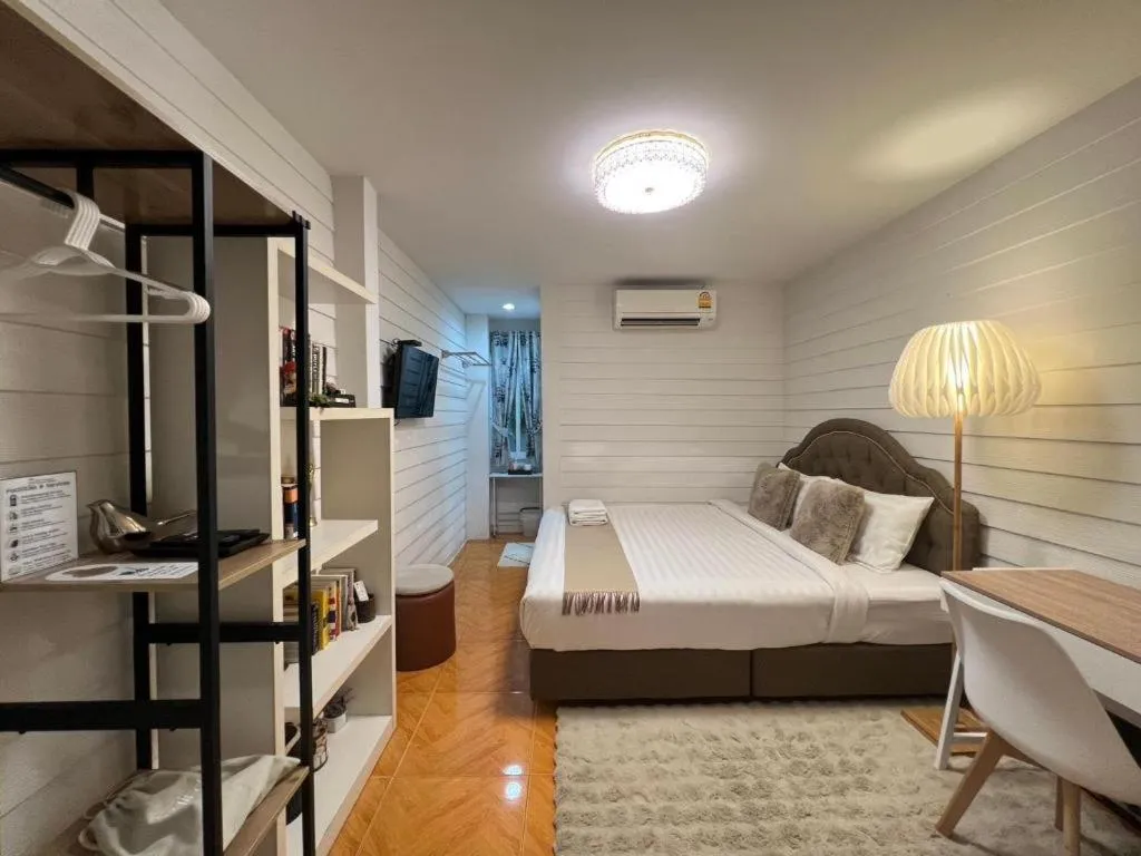 Bed in Ban Thungdang Housetel Bangkok