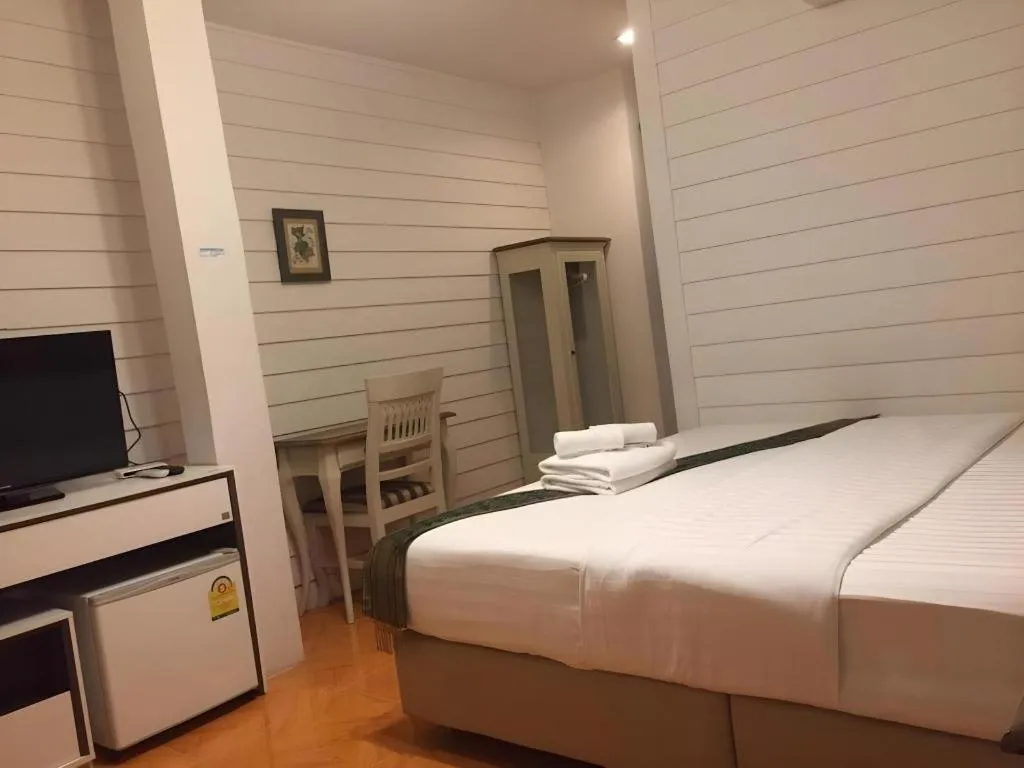 Bed in Ban Thungdang Housetel Bangkok