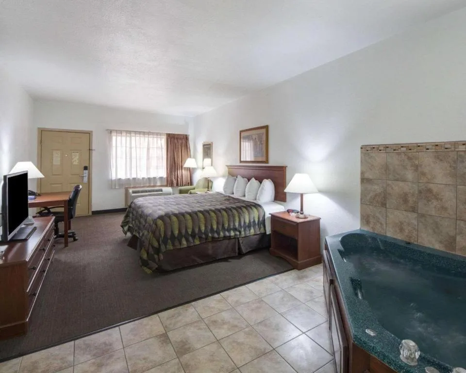Bed in Quality Inn & Suites Rio Grande City