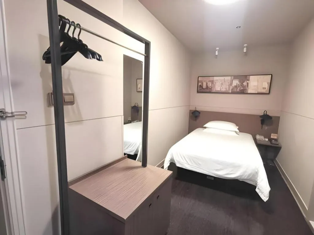 Bed in Jinjiang Inn Select Shanghai Nanjing Road Pedestrian Street