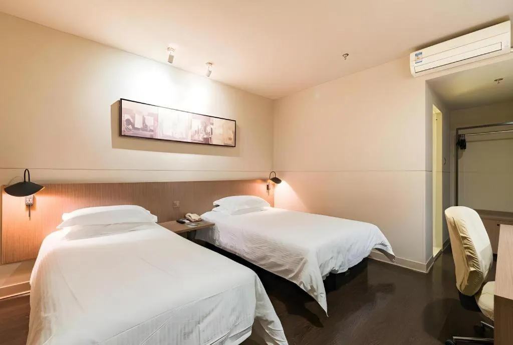 Bed in Jinjiang Inn Select Shanghai Nanjing Road Pedestrian Street