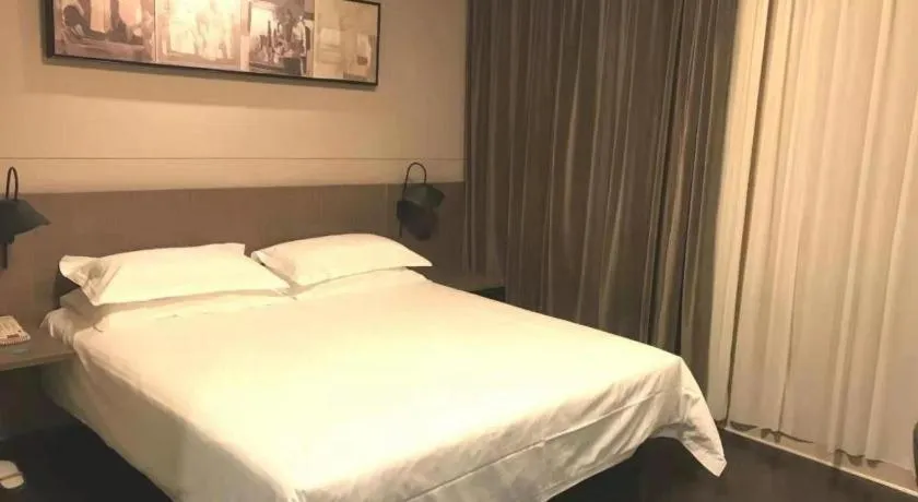 Bed in Jinjiang Inn Select Shanghai Nanjing Road Pedestrian Street