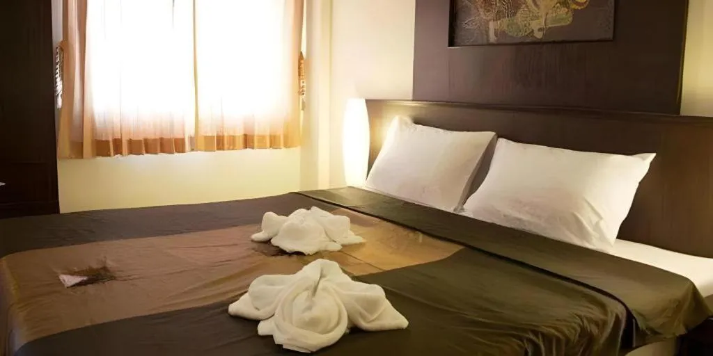 Bed in Grand Pinnacle Hotel