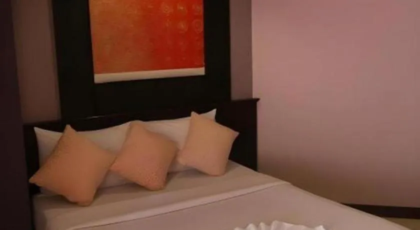 Bed in Grand Pinnacle Hotel