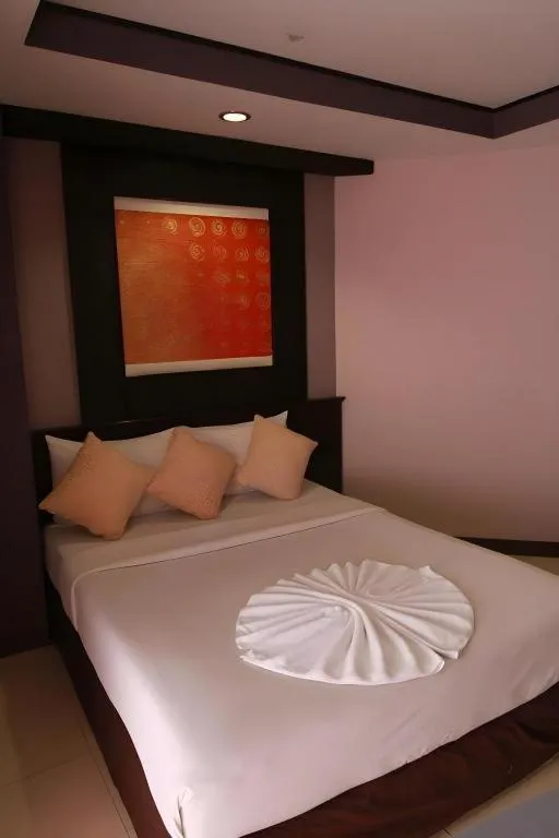 Bed in Grand Pinnacle Hotel