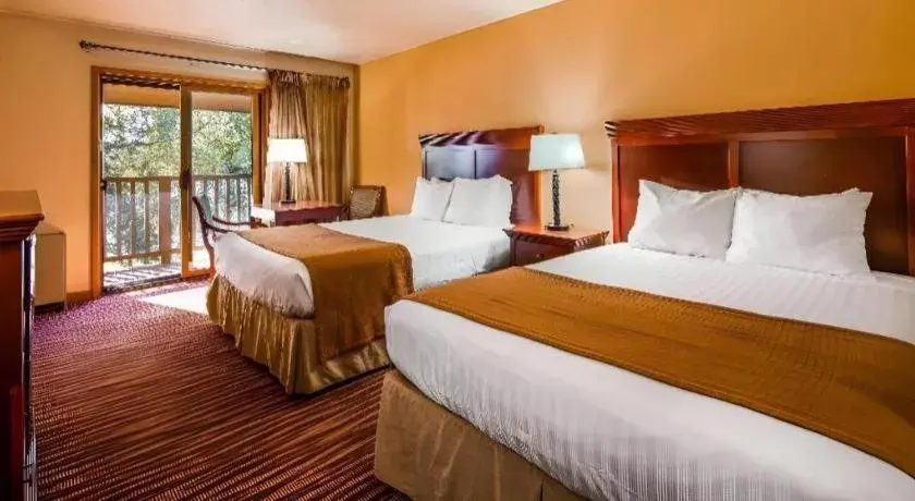 Bed in Best Western Lake Lucille Inn Bed in Best Western Lake Lucille Inn