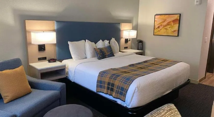 Bed in Best Western Lake Lucille Inn