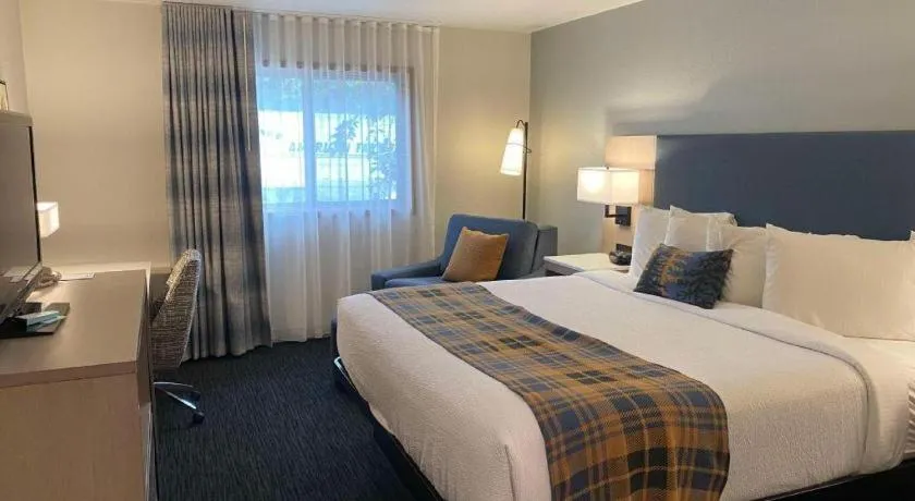 Bed in Best Western Lake Lucille Inn