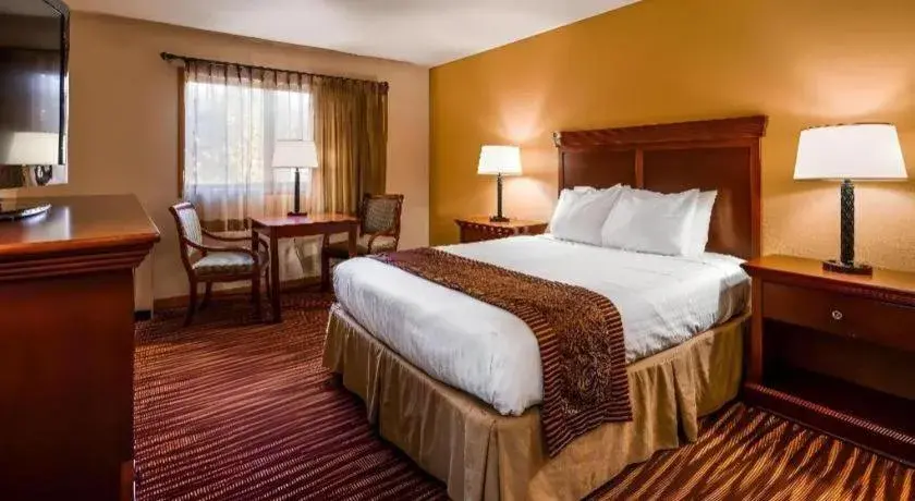 Bed in Best Western Lake Lucille Inn Bed in Best Western Lake Lucille Inn