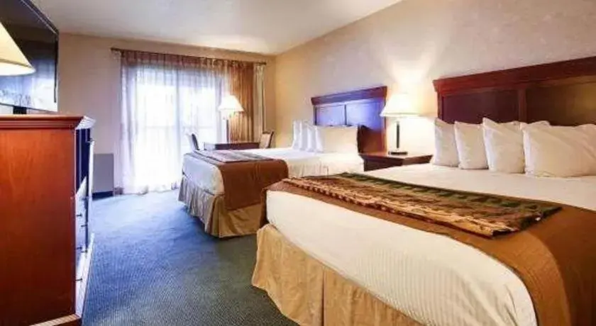 Bed in Best Western Lake Lucille Inn Bed in Best Western Lake Lucille Inn