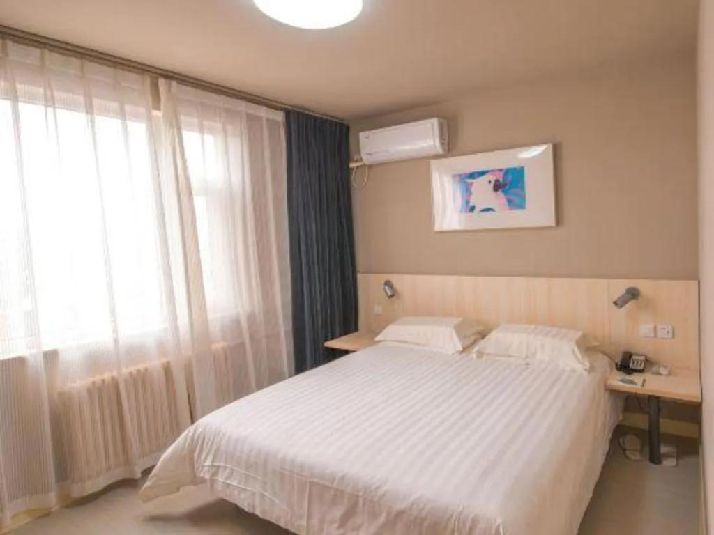 Bed in Jinjiang Inn Jinan Daming Lake