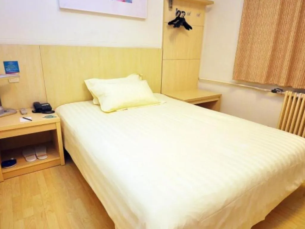 Bed in Jinjiang Inn Jinan Daming Lake