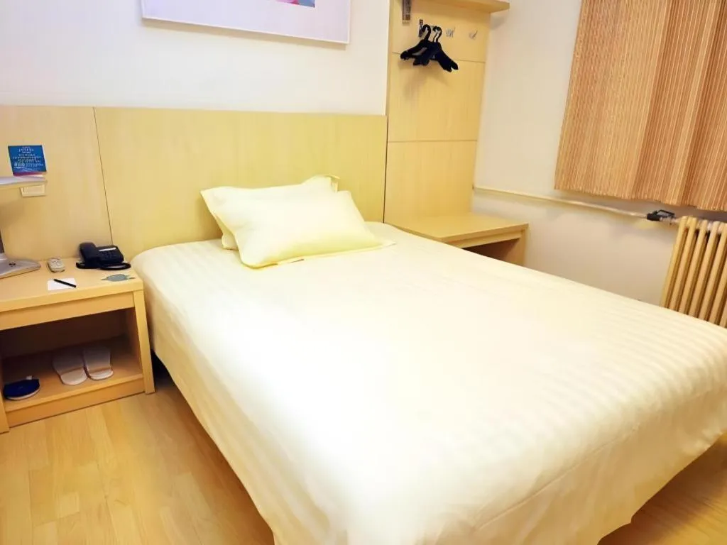 Bed in Jinjiang Inn Jinan Daming Lake