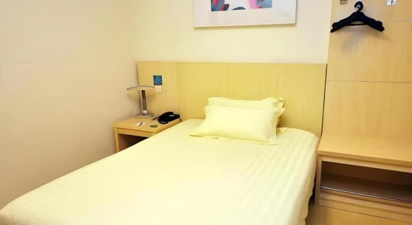 Bed in Jinjiang Inn Jinan Daming Lake