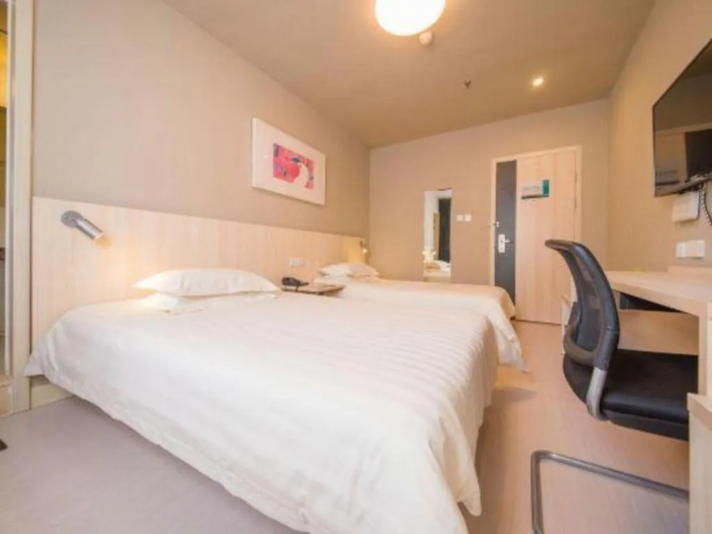 Bed in Jinjiang Inn Jinan Daming Lake