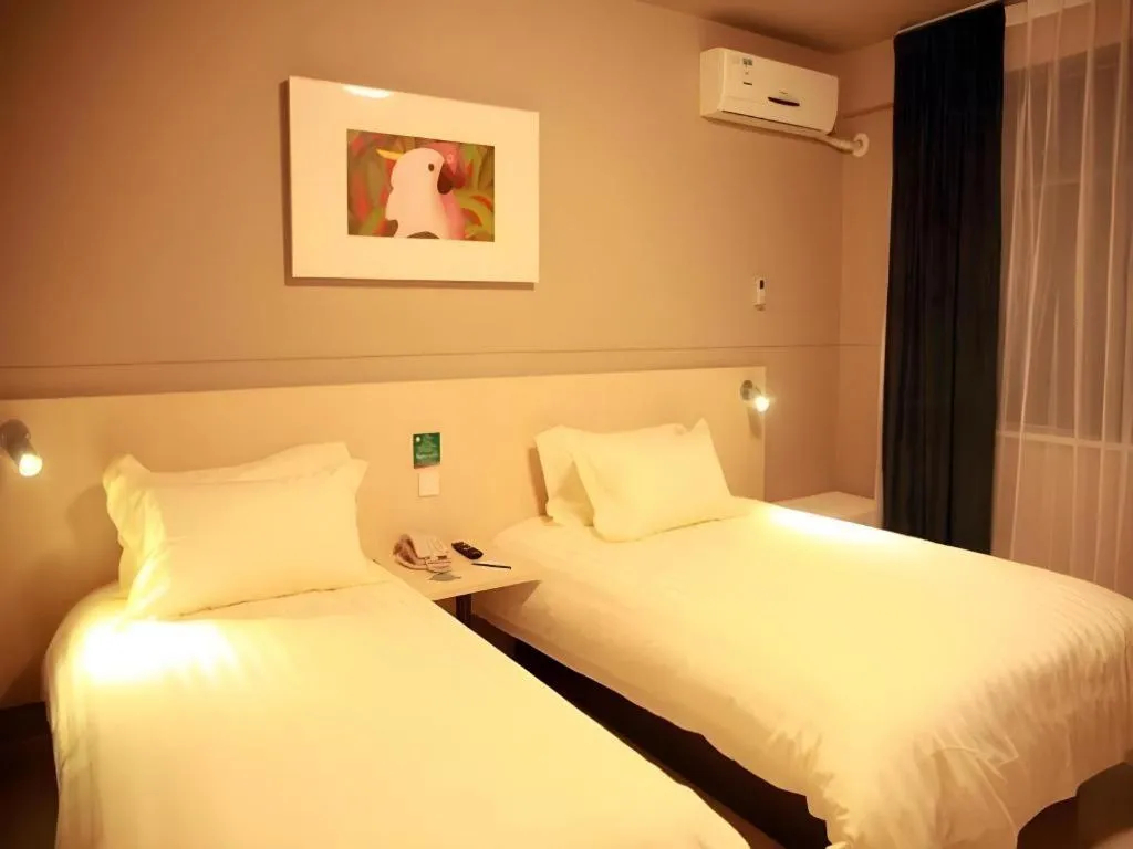 Bed in Jinjiang Inn Jinan Daming Lake