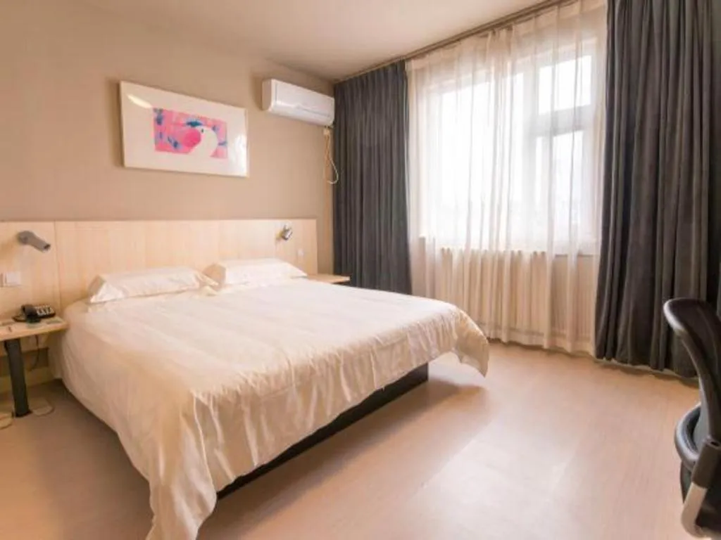 Bed in Jinjiang Inn Jinan Daming Lake