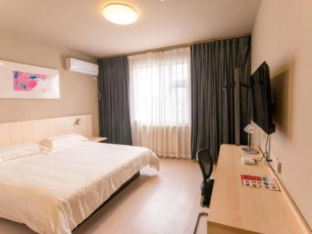 Bed in Jinjiang Inn Jinan Daming Lake