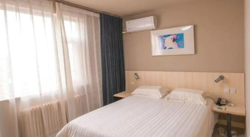 Bed in Jinjiang Inn Jinan Daming Lake