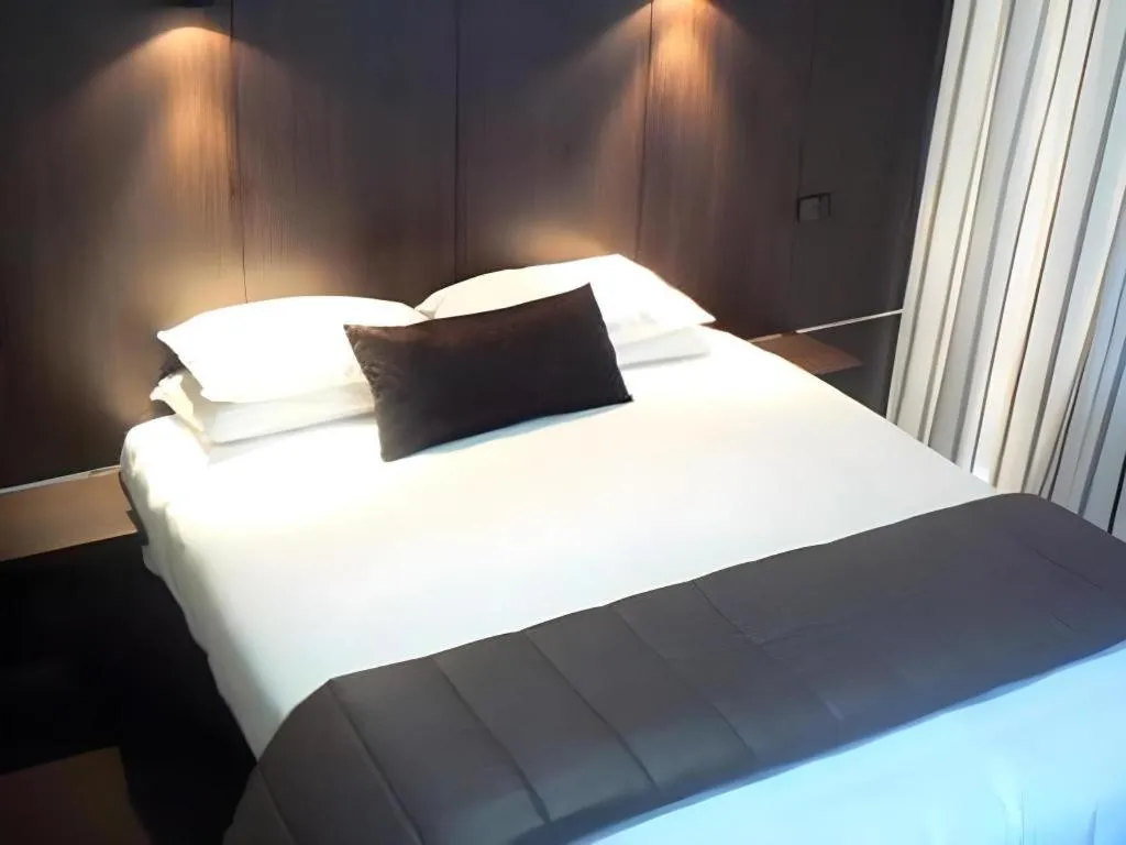 Bed in The Riccarton Hotel