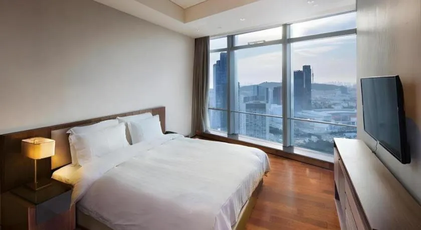 Bed in Grand Madison Qingdao Harbour-view Central（Former Qingdao Farglory Hotel）
