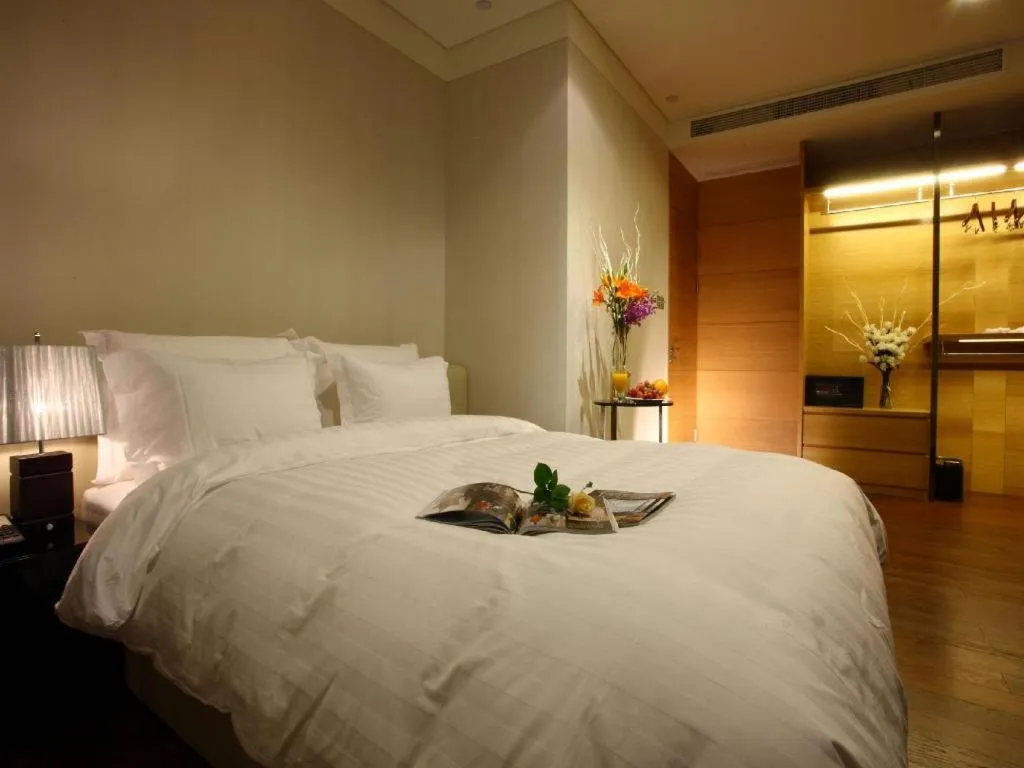 Bed in Grand Madison Qingdao Harbour-view Central（Former Qingdao Farglory Hotel）