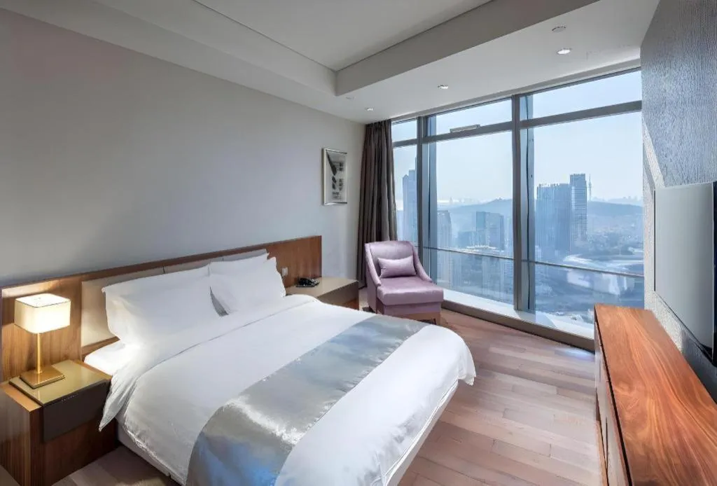 Bed in Grand Madison Qingdao Harbour-view Central（Former Qingdao Farglory Hotel）