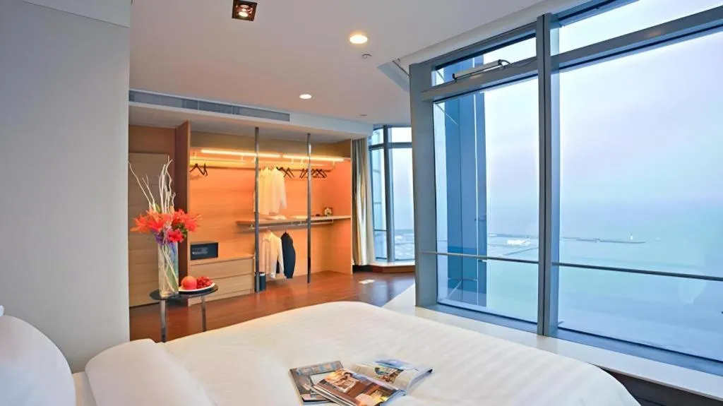 Bed in Grand Madison Qingdao Harbour-view Central（Former Qingdao Farglory Hotel）