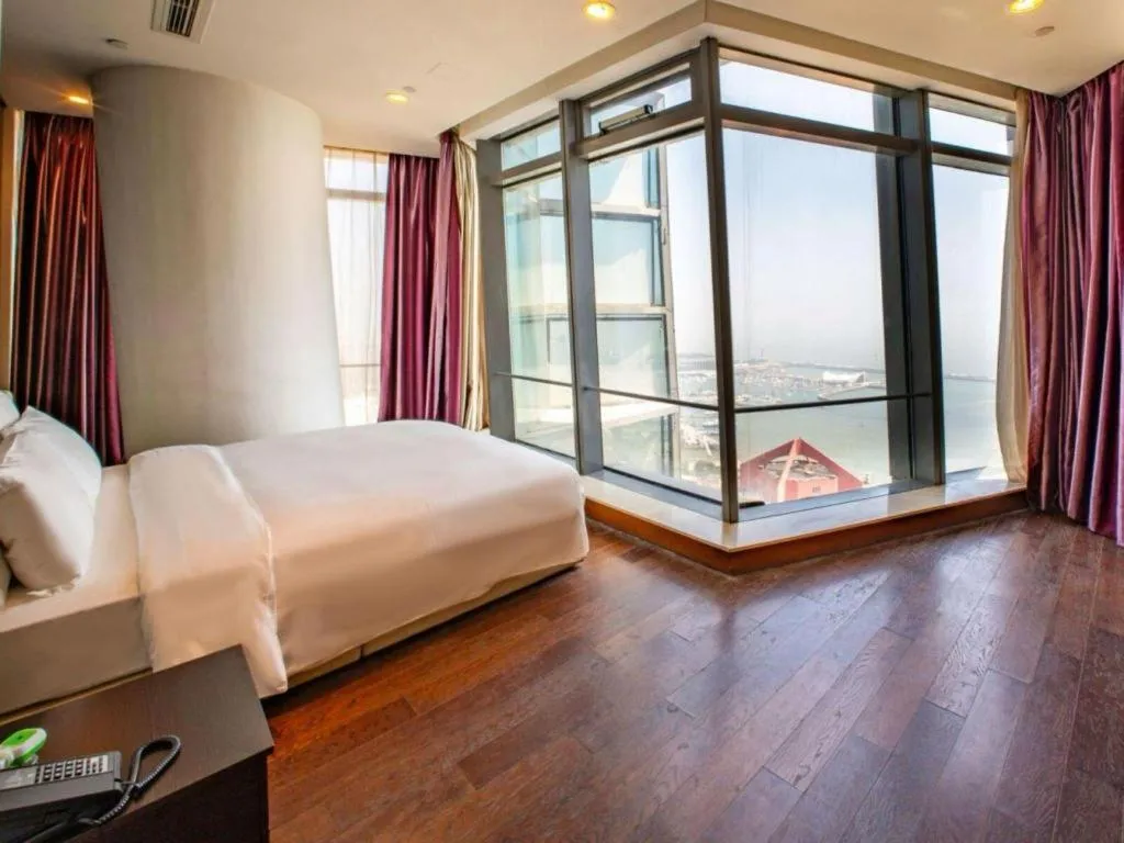 Bed in Grand Madison Qingdao Harbour-view Central（Former Qingdao Farglory Hotel）