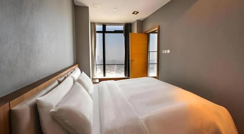 Bed in Grand Madison Qingdao Harbour-view Central（Former Qingdao Farglory Hotel）