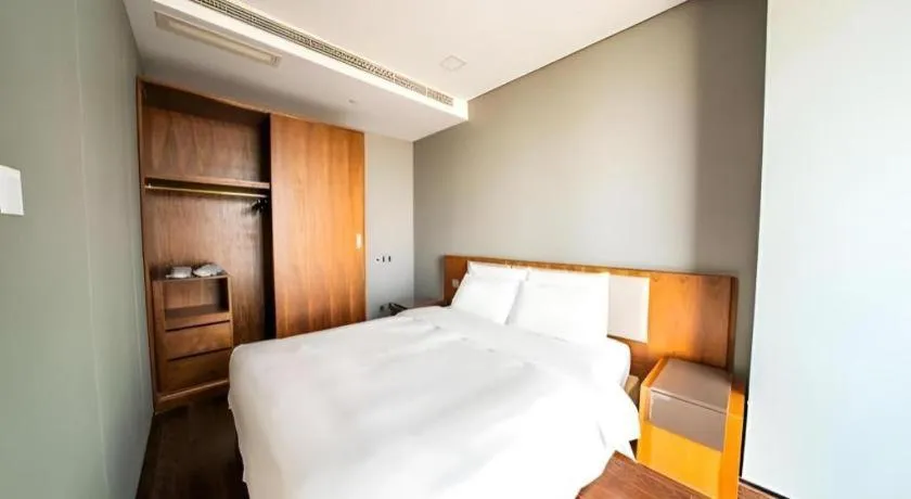 Bed in Grand Madison Qingdao Harbour-view Central（Former Qingdao Farglory Hotel）