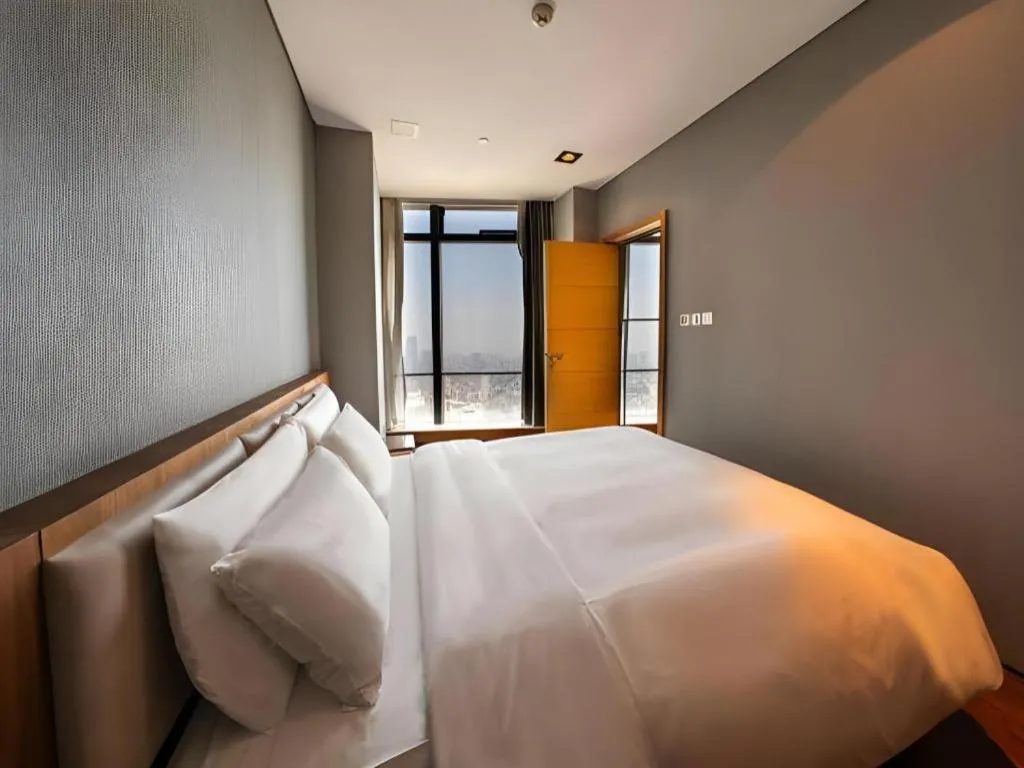Bed in Grand Madison Qingdao Harbour-view Central（Former Qingdao Farglory Hotel）