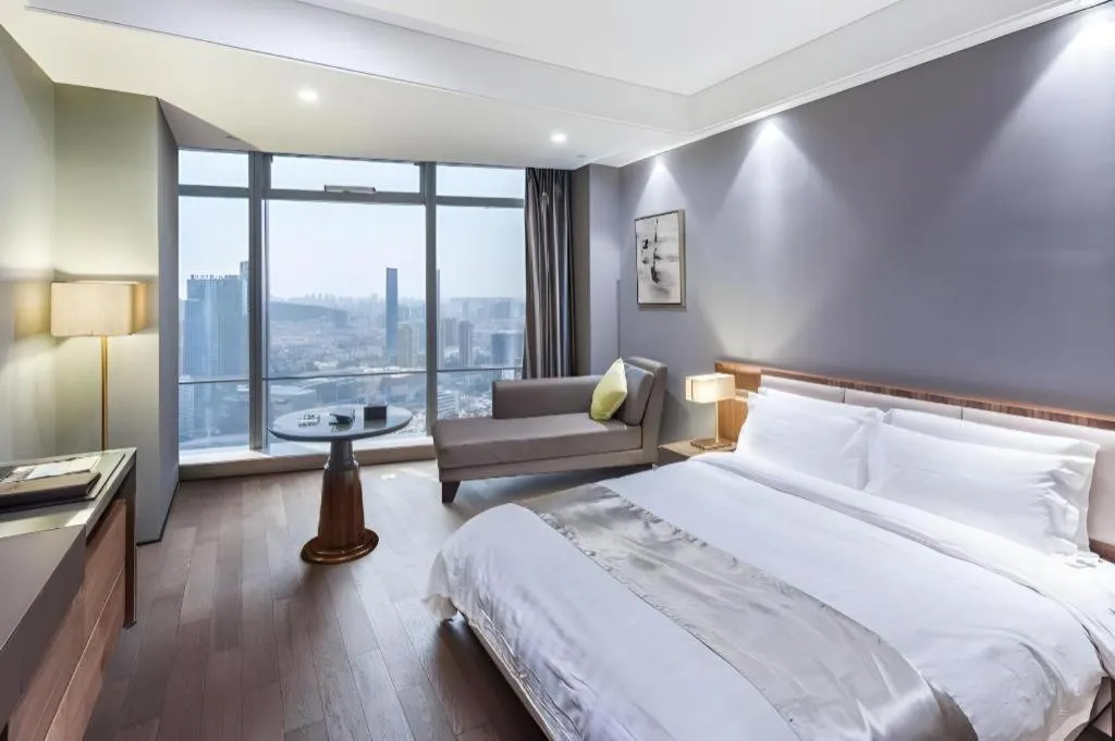 Bed in Grand Madison Qingdao Harbour-view Central（Former Qingdao Farglory Hotel）
