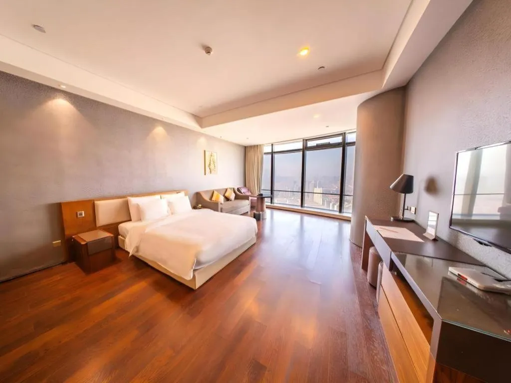 Bed in Grand Madison Qingdao Harbour-view Central（Former Qingdao Farglory Hotel）