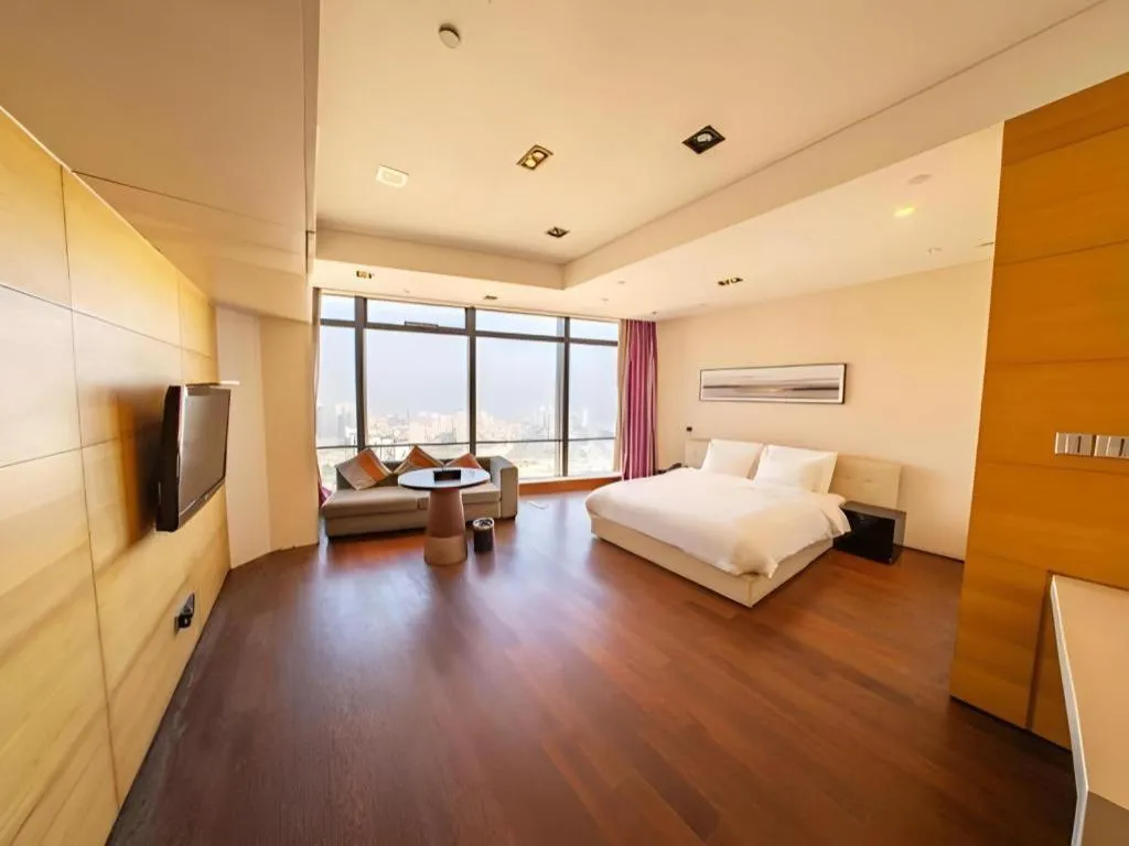 Bed in Grand Madison Qingdao Harbour-view Central（Former Qingdao Farglory Hotel）