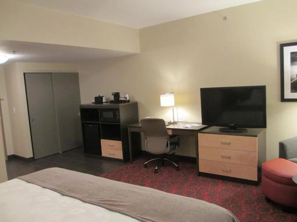 Bed in Best Western Plus Eastgate Inn & Suites