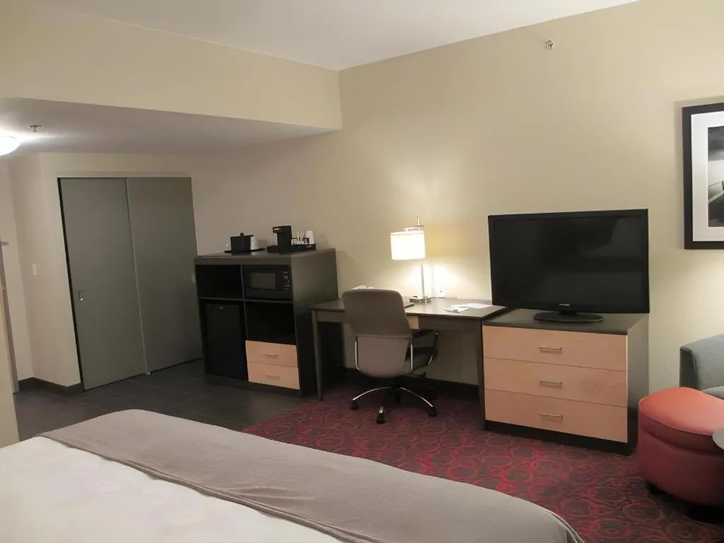 Bed in Best Western Plus Eastgate Inn & Suites