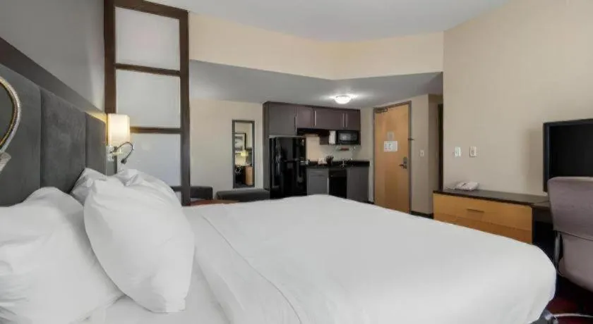 Bed in Best Western Plus Eastgate Inn & Suites