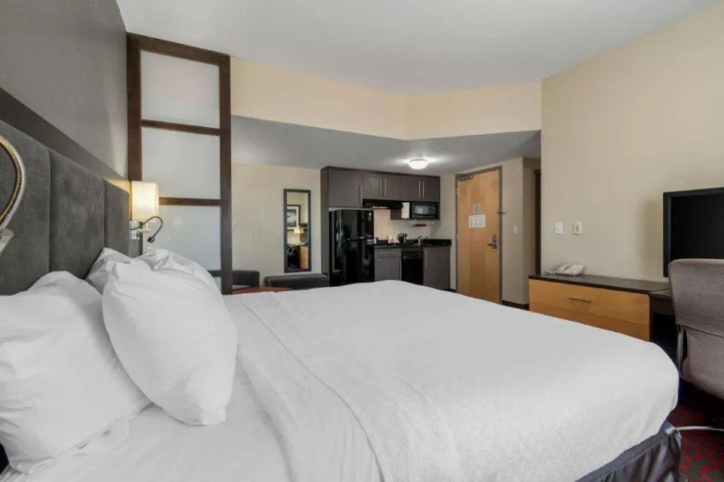 Bed in Best Western Plus Eastgate Inn & Suites