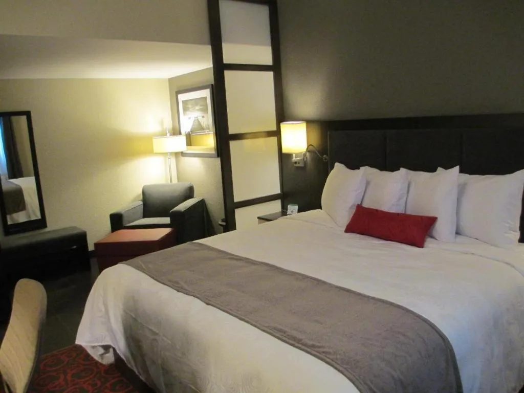 Bed in Best Western Plus Eastgate Inn & Suites