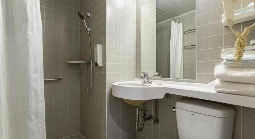 Jinjiang Inn Weihai Liugong Island Scenic Spot Shopping Market