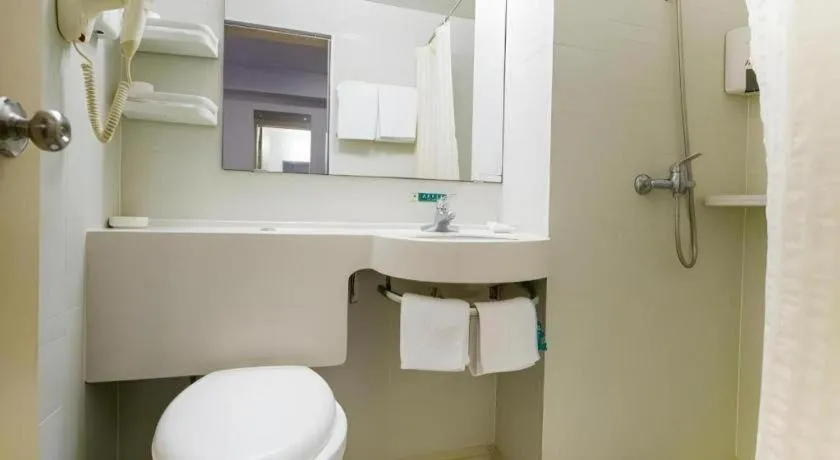 Jinjiang Inn Weihai Liugong Island Scenic Spot Shopping Market