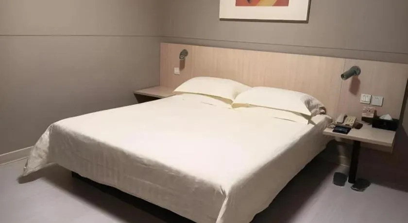 Bed in Jinjiang Inn Caoan Road