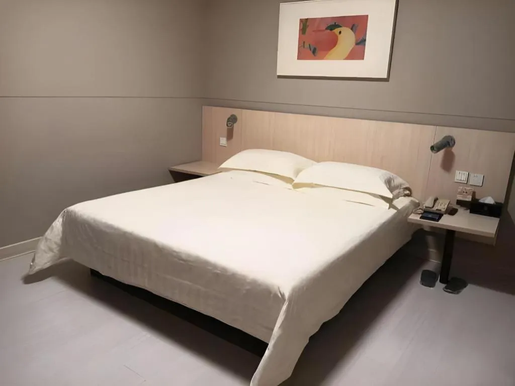Bed in Jinjiang Inn Caoan Road